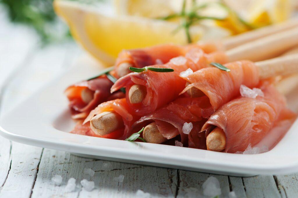 Smoked salmon with lemon and rosemary