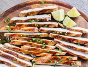 Slices of grilled chicken in lime sauce