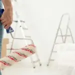 Holding paint roll