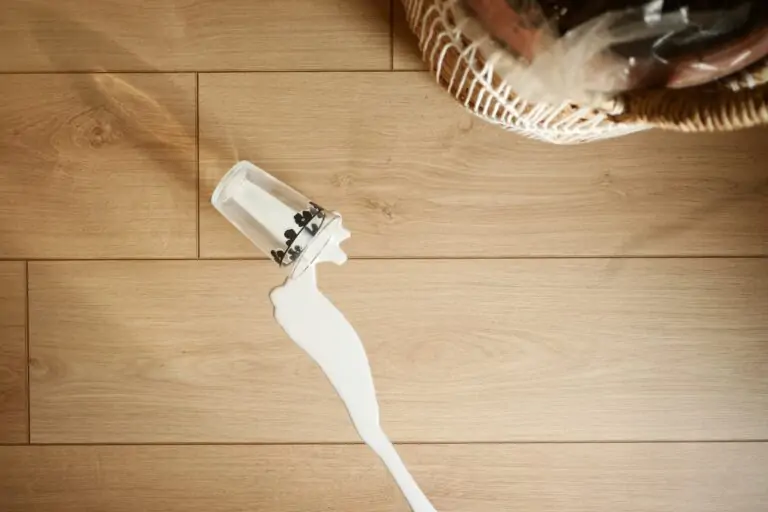 Nettoyer et entretenir un parquet en bois brut : le guide complet Spilled white milk on a wooden floor ,