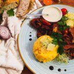 découvrez tout sur la polenta, ce plat réconfortant à base de maïs, qui offre une texture crémeuse et des possibilités infinies pour accompagner vos recettes préférées. apprenez à la préparer, à l'assaisonner et à la servir de manière délicieuse.