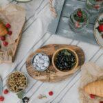 découvrez les bienfaits des cassis, petits fruits noirs riches en antioxydants, vitamines et minéraux. apprenez à les intégrer dans vos recettes pour une cuisine saine et savoureuse.