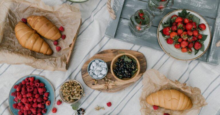 découvrez les bienfaits des cassis, petits fruits noirs riches en antioxydants, vitamines et minéraux. apprenez à les intégrer dans vos recettes pour une cuisine saine et savoureuse.