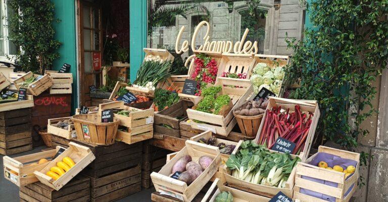 découvrez la rhubarbe, ce légume aux saveurs acidulées, idéal pour rehausser vos desserts ou préparer de délicieuses compotes. apprenez à l'utiliser en cuisine avec des recettes créatives et profitez de ses bienfaits pour la santé.