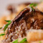 découvrez la sauce béarnaise, une délicieuse émulsion à base d'œufs, de beurre et d'herbes aromatiques, parfaite pour accompagner viandes grillées et légumes. apprêtez vos plats avec cette sauce onctueuse et savoureuse qui apportera une touche gastronomique à vos repas.