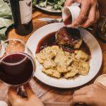 découvrez la délicieuse sauce mornay, une préparation crémeuse à base de béchamel et de fromage, parfaite pour rehausser vos plats de pâtes, de légumes ou de viandes. apprenez à réaliser cette recette classique pour apporter une touche gourmande à vos repas.