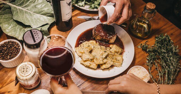 découvrez la délicieuse sauce mornay, une préparation crémeuse à base de béchamel et de fromage, parfaite pour rehausser vos plats de pâtes, de légumes ou de viandes. apprenez à réaliser cette recette classique pour apporter une touche gourmande à vos repas.