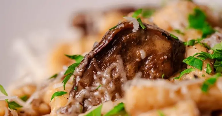 découvrez la riche et savoureuse recette de la sauce roquefort, idéale pour rehausser vos plats de viandes, salades ou pâtes. apprenez à préparer cette sauce crémeuse qui ravira vos papilles en un rien de temps.