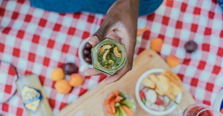 découvrez la recette de la sauce verte, une délicieuse préparation à base d'herbes fraîches, parfaite pour agrémenter vos plats de viande, de poisson ou de légumes. apprenez à la réaliser facilement et ajoutez une touche de fraîcheur à vos repas.