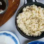 découvrez le beurre clarifié, un ingrédient essentiel en cuisine, apprécié pour sa haute température de cuisson et son goût riche. apprenez comment l'utiliser dans vos recettes pour une texture savoureuse et une meilleure santé.