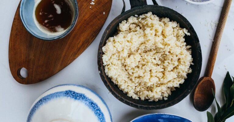 découvrez le beurre clarifié, un ingrédient essentiel en cuisine, apprécié pour sa haute température de cuisson et son goût riche. apprenez comment l'utiliser dans vos recettes pour une texture savoureuse et une meilleure santé.