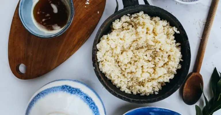 découvrez le beurre clarifié, un ingrédient essentiel en cuisine, apprécié pour sa haute température de cuisson et son goût riche. apprenez comment l'utiliser dans vos recettes pour une texture savoureuse et une meilleure santé.