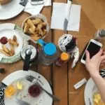 découvrez la délicieuse recette d'escargots au beurre, un plat typique de la cuisine française. apprenez à préparer ces mollusques savoureux, agrémentés d'un beurre persillé onctueux, pour une expérience gastronomique inoubliable.