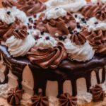 découvrez notre délicieuse recette de ganache au chocolat, parfaite pour garnir vos gâteaux, tartes et desserts. apprenez à préparer cette crème riche et veloutée qui ajoutera une touche gourmande à toutes vos créations sucrées.