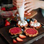 découvrez notre délicieuse mousse aux fraises, un dessert léger et aérien qui allie la fraîcheur des fraises juteuses à une texture crémeuse irrésistible. parfaite pour les événements spéciaux ou comme une douceur quotidienne, cette recette simple et savoureuse ravira vos papilles et apportera une touche fruitée à vos repas.