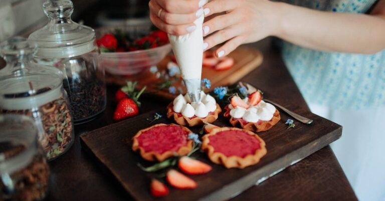 découvrez notre délicieuse mousse aux fraises, un dessert léger et aérien qui allie la fraîcheur des fraises juteuses à une texture crémeuse irrésistible. parfaite pour les événements spéciaux ou comme une douceur quotidienne, cette recette simple et savoureuse ravira vos papilles et apportera une touche fruitée à vos repas.