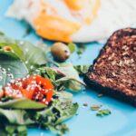 découvrez la délicatesse des œufs pochés : une méthode de cuisson saine et savoureuse pour sublimer vos plats. apprenez à maîtriser cette technique culinaire et réveillez vos papilles avec des recettes simples et créatives.