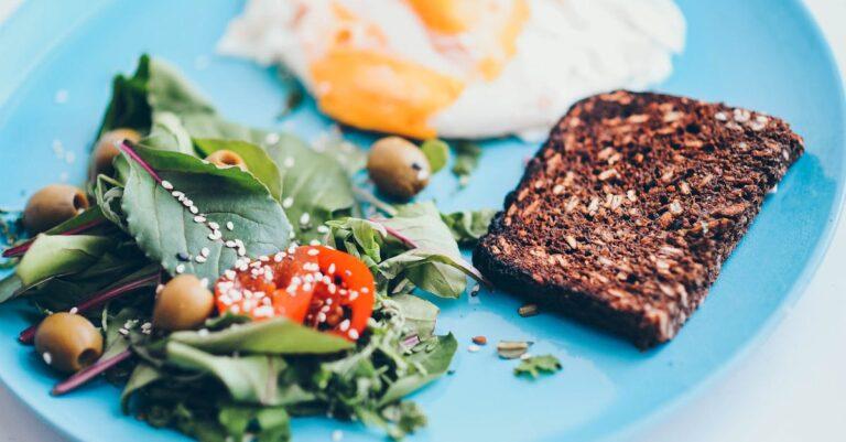 découvrez la délicatesse des œufs pochés : une méthode de cuisson saine et savoureuse pour sublimer vos plats. apprenez à maîtriser cette technique culinaire et réveillez vos papilles avec des recettes simples et créatives.