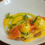 découvrez la délicieuse sauce hollandaise, une préparation crémeuse à base de jaunes d'œufs et de beurre, parfaite pour accompagner vos légumes, poissons et œufs bénédictine. apprenez les secrets de sa réalisation pour sublimer vos plats et épater vos convives.