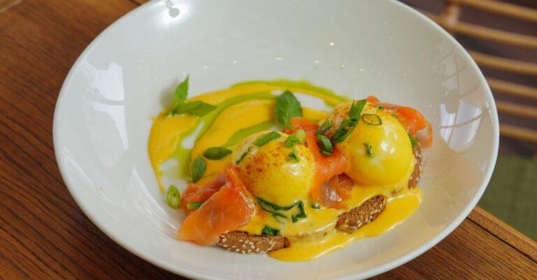 découvrez la délicieuse sauce hollandaise, une préparation crémeuse à base de jaunes d'œufs et de beurre, parfaite pour accompagner vos légumes, poissons et œufs bénédictine. apprenez les secrets de sa réalisation pour sublimer vos plats et épater vos convives.