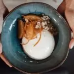 découvrez la recette incontournable de la panna cotta : un dessert crémeux et délicat, facile à réaliser, qui fond dans la bouche. apprenez à préparer ce délice italien avec des ingrédients simples pour épater vos invités lors de vos prochaines réceptions.