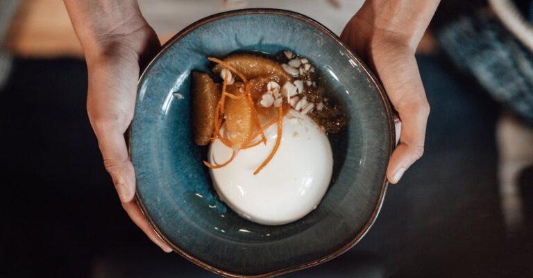 découvrez la recette incontournable de la panna cotta : un dessert crémeux et délicat, facile à réaliser, qui fond dans la bouche. apprenez à préparer ce délice italien avec des ingrédients simples pour épater vos invités lors de vos prochaines réceptions.