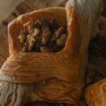 découvrez les secrets de la pâte feuilletée, une base incontournable de la pâtisserie française. apprenez à réaliser des recettes savoureuses et croustillantes pour impressionner vos convives, des desserts délicats aux plats salés raffinés.