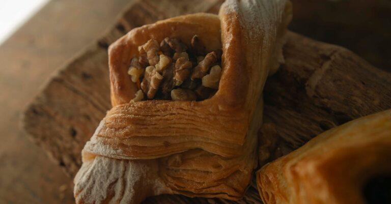 découvrez les secrets de la pâte feuilletée, une base incontournable de la pâtisserie française. apprenez à réaliser des recettes savoureuses et croustillantes pour impressionner vos convives, des desserts délicats aux plats salés raffinés.