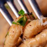 découvrez comment préparer une délicieuse meringue italienne, une douce et légère spécialité à base de blancs d'œufs battus et de sucre. parfaite pour garnir des desserts, elle apporte une touche de finesse et de sophistication à vos créations culinaires.