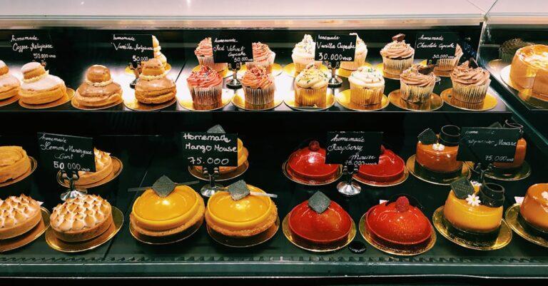 découvrez la délicatesse de la meringue suisse, une douce gourmandise à base de blancs d'œufs et de sucre, parfaite pour garnir vos desserts ou à déguster seule. apprenez ses secrets de préparation et sublimez vos pâtisseries avec cette recette classique.
