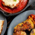 découvrez la délicieuse sauce au vin, une préparation raffinée qui rehausse vos plats de viandes et de légumes. parfaite pour ajouter une touche d'élégance à vos repas, cette sauce savoureuse allie des arômes riches de vin rouge ou blanc avec des herbes et épices pour un goût inoubliable.