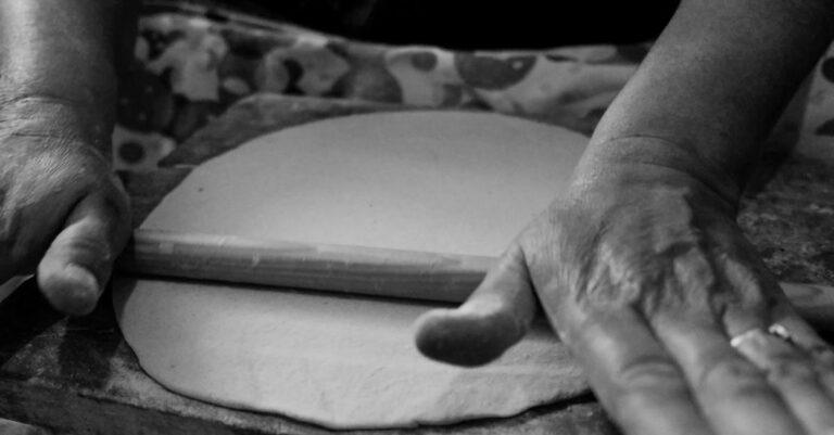 découvrez l'art de la pâte brisée avec notre guide complet sur la préparation de la shortcrust pastry. parfaite pour vos tartes et quiches, cette recette facile vous aidera à réaliser une croûte dorée et croustillante qui ravira vos convives.
