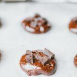 découvrez notre délicieuse recette de cookie dough : une pâte à cookie onctueuse, parfaite pour être dégustée crue ou cuite. idéale pour les amateurs de sucreries, elle allie saveurs et textures irrésistibles. apprenez à la préparer facilement à la maison!