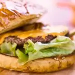 découvrez la recette délicieuse et moelleuse de la brioche, un classique de la pâtisserie française. parfaite pour le petit déjeuner ou le goûter, cette brioche fait maison ravira vos papilles avec son goût sucré et sa texture aérienne.