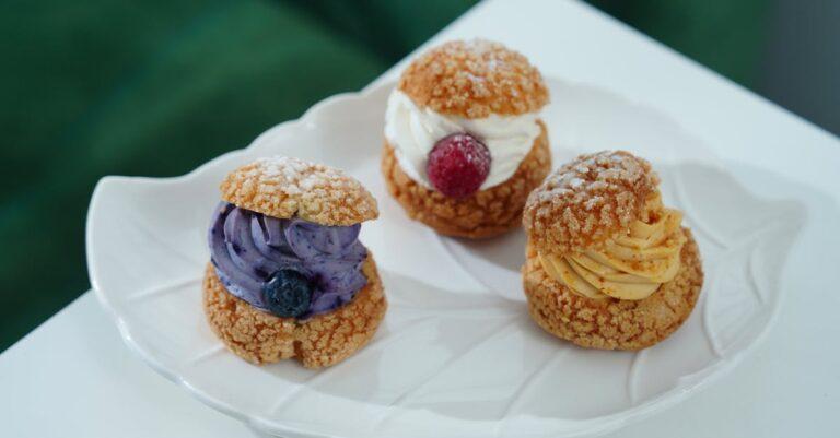 découvrez les secrets de la pâte à choux, un incontournable de la pâtisserie française. apprenez à réaliser ces délicieuses bouchées légères et croustillantes, parfaites pour des éclairs, des profiteroles ou des gougères. suivez nos astuces pour réussir cette recette classique et épater vos invités.