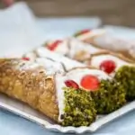 découvrez la crème pâtissière à la pistache, une délicieuse préparation sucrée qui allie la richesse des pistaches à la légèreté d'une crème onctueuse. idéale pour garnir vos desserts ou pour déguster à la cuillère, cette recette ravira les amateurs de douceurs raffinées.
