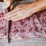 découvrez notre délicieuse recette de gâteau à la framboise, un dessert moelleux et savoureux qui ravira vos papilles. parfait pour toutes les occasions, ce gâteau allie la douceur des framboises fraîches à une texture légère. essayez-le dès aujourd'hui !
