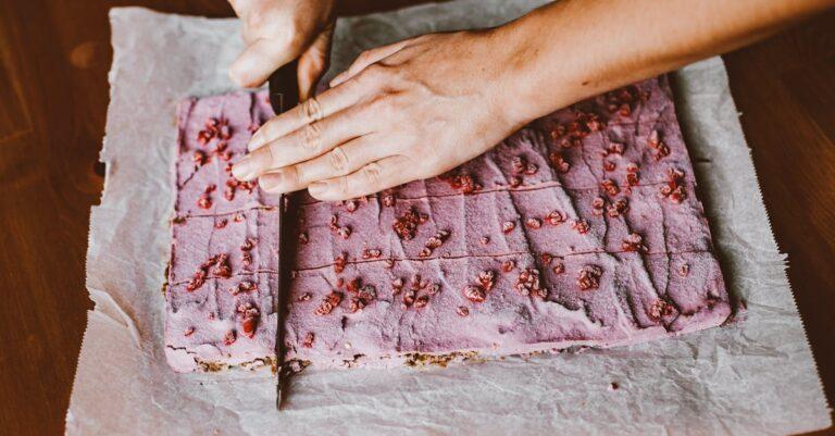découvrez notre délicieuse recette de gâteau à la framboise, un dessert moelleux et savoureux qui ravira vos papilles. parfait pour toutes les occasions, ce gâteau allie la douceur des framboises fraîches à une texture légère. essayez-le dès aujourd'hui !