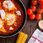découvrez la recette de la sauce verte, un condiment savoureux et frais qui rehausse vos plats. idéale pour accompagner viandes, poissons ou légumes, cette sauce aromatique à base d'herbes est facile à réaliser et apporte une touche de saveur à toutes vos recettes.