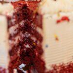 découvrez la tradition du king cake, un délice sucré aux saveurs irrésistibles, symbole de festin et de convivialité. apprenez-en plus sur son histoire, ses ingrédients secrets et les différentes variantes qui en font un incontournable des célébrations.
