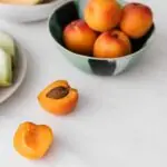 découvrez notre délicieuse compote d'abricots, un dessert fruité et savoureux fait maison, parfait pour accompagner vos repas ou à déguster seul. idéale pour les gourmands et ceux qui recherchent une touche sucrée naturelle !
