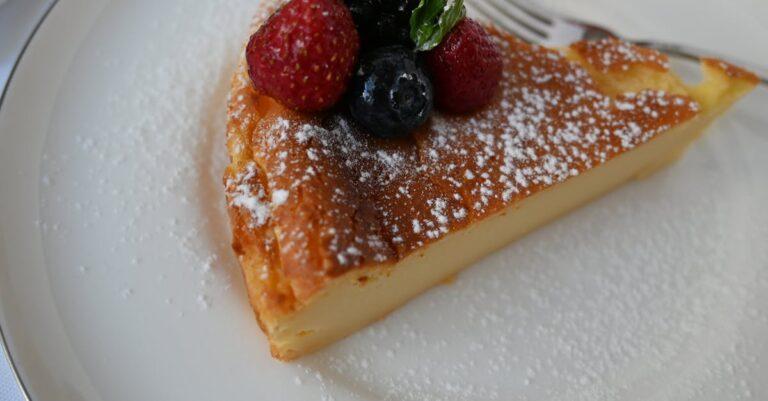 découvrez la douceur et la richesse de la custard, une crème anglaise onctueuse et versatile, parfaite pour sublimer vos desserts ou à déguster seule. apprenez à la préparer et explorez ses variations gourmandes.