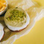 découvrez notre délicieuse crème de pistache, un véritable délice qui allie la douceur et la richesse des pistaches. parfaite pour tartiner sur du pain, ajouter à vos desserts ou simplement savourer à la cuillère, cette crème vous séduira par sa texture onctueuse et son goût raffiné.
