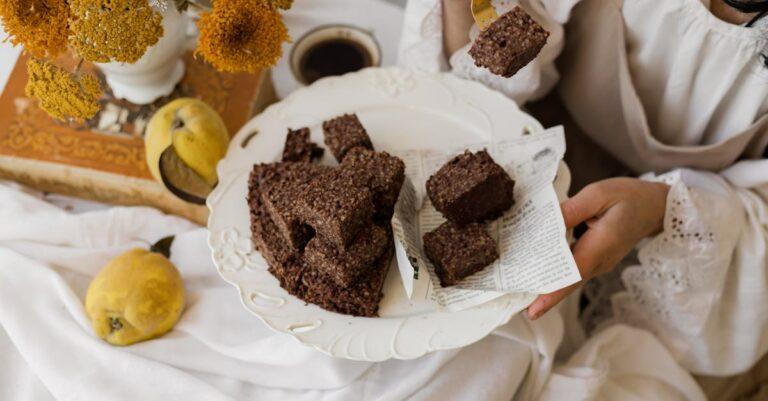découvrez la recette facile et savoureuse du gâteau de semoule, un dessert moelleux à base de semoule de blé, parfumé aux agrumes et délicatement sucré. parfait pour vos occasions spéciales ou pour un goûter réconfortant. suivez notre guide étape par étape pour réaliser ce délice irrésistible.