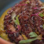 découvrez les multiples facettes de la polenta, ce plat traditionnel italien à base de semoule de maïs. apprenez à le préparer, à l'accompagner de délicieuses sauces et à le personnaliser selon vos envies culinaires. une recette réconfortante qui séduira les gourmets en quête de nouveauté !