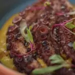 découvrez les multiples facettes de la polenta, ce plat traditionnel italien à base de semoule de maïs. apprenez à le préparer, à l'accompagner de délicieuses sauces et à le personnaliser selon vos envies culinaires. une recette réconfortante qui séduira les gourmets en quête de nouveauté !