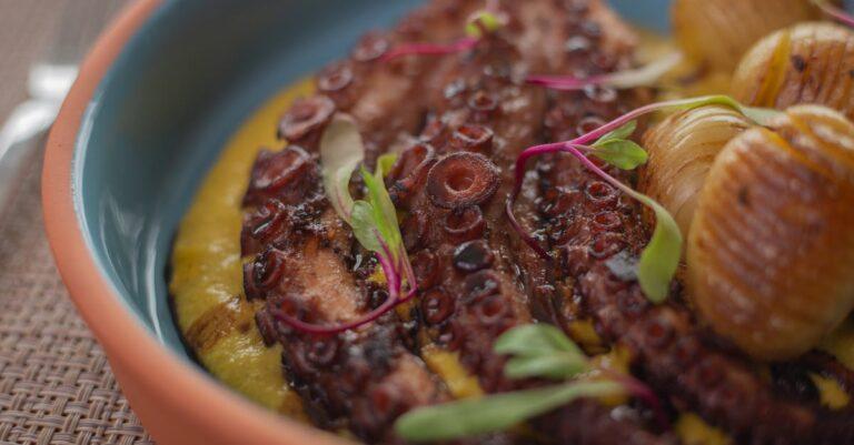 découvrez les multiples facettes de la polenta, ce plat traditionnel italien à base de semoule de maïs. apprenez à le préparer, à l'accompagner de délicieuses sauces et à le personnaliser selon vos envies culinaires. une recette réconfortante qui séduira les gourmets en quête de nouveauté !