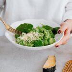 découvrez notre délicieuse recette de pesto, un mélange aromatique de basilic frais, d'ail, de pignons de pin et d'huile d'olive. idéal pour accompagner vos pâtes, salades ou bruschettas, le pesto apporte une touche méditerranéenne à vos plats. préparez-le facilement chez vous et savourez cette sauce authentique pleine de saveurs.