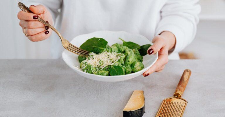 découvrez notre délicieuse recette de pesto, un mélange aromatique de basilic frais, d'ail, de pignons de pin et d'huile d'olive. idéal pour accompagner vos pâtes, salades ou bruschettas, le pesto apporte une touche méditerranéenne à vos plats. préparez-le facilement chez vous et savourez cette sauce authentique pleine de saveurs.