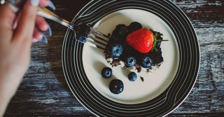 découvrez notre savoureux gâteau au chocolat, une combinaison parfaite de moelleux et de richesse chocolatée. idéal pour toutes les occasions, ce dessert ravira les amateurs de chocolat avec sa texture fondante et son goût irrésistible. recette facile à réaliser pour épater vos invités !